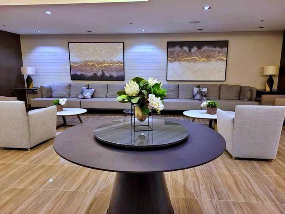 1br Free Parking With Balcony Near Rcbc, Trident, Mmc * Manila