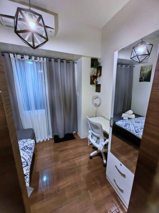 Apartment 1br Free Parking With Balcony Near Rcbc, Trident, Mmc *