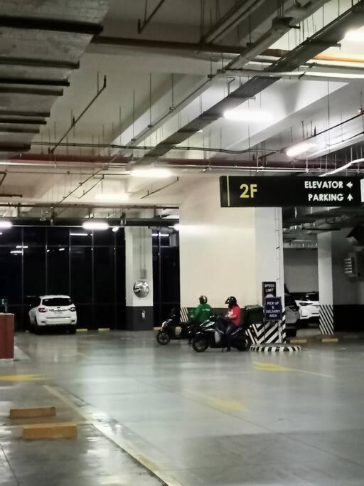 1br Free Parking With Balcony Near Rcbc, Trident, Mmc Apartment Manila