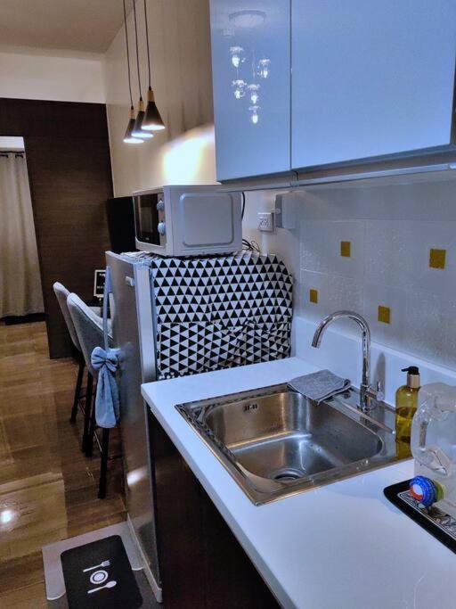 1br Free Parking With Balcony Near Rcbc, Trident, Mmc Apartment *