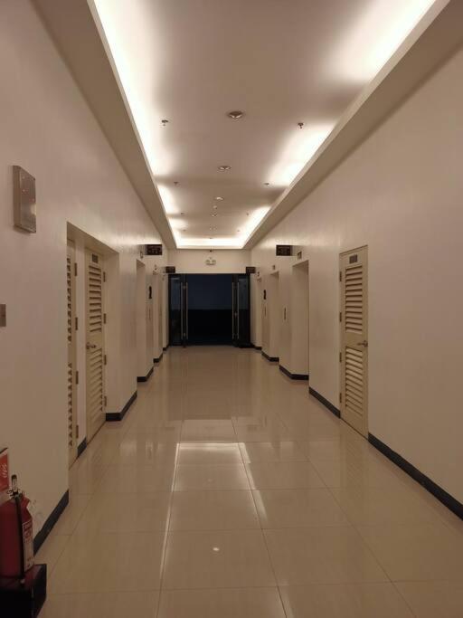 1br Free Parking With Balcony Near Rcbc, Trident, Mmc * Manila