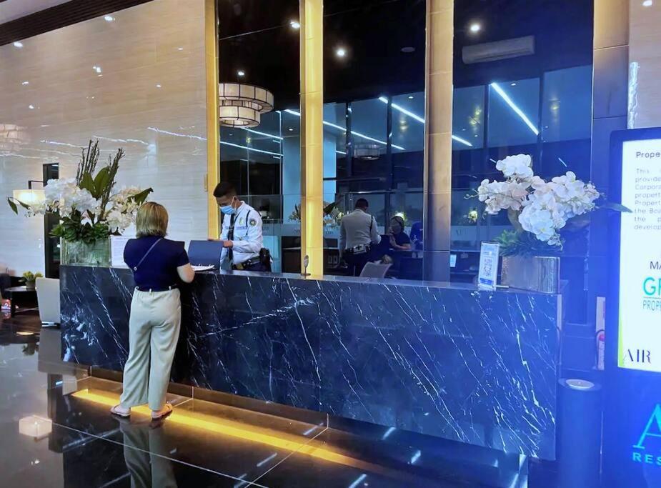 1br Free Parking With Balcony Near Rcbc, Trident, Mmc Apartment