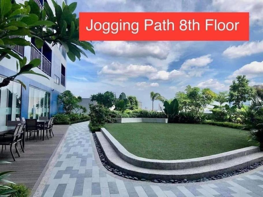 Apartment 1br Free Parking With Balcony Near Rcbc, Trident, Mmc