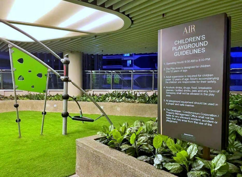 1br Free Parking With Balcony Near Rcbc, Trident, Mmc Apartment Manila