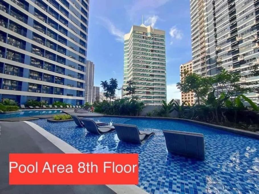 1br Free Parking With Balcony Near Rcbc, Trident, Mmc * Manila