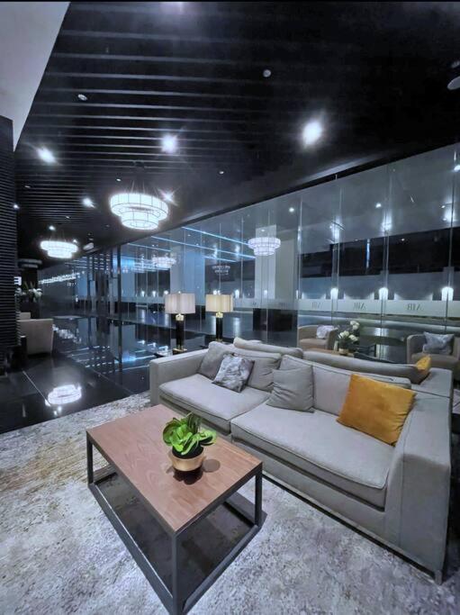 1br Free Parking With Balcony Near Rcbc, Trident, Mmc *