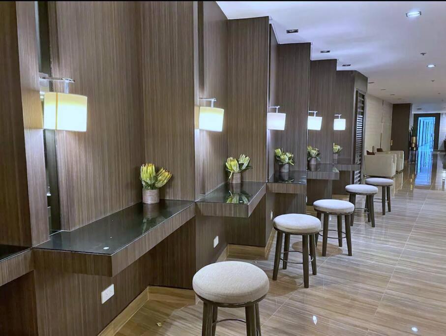 1br Free Parking With Balcony Near Rcbc, Trident, Mmc