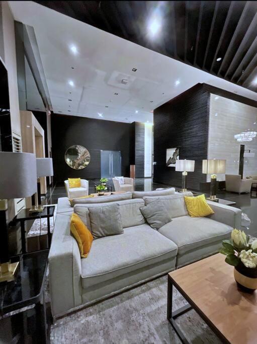 1br Free Parking With Balcony Near Rcbc, Trident, Mmc Apartment *