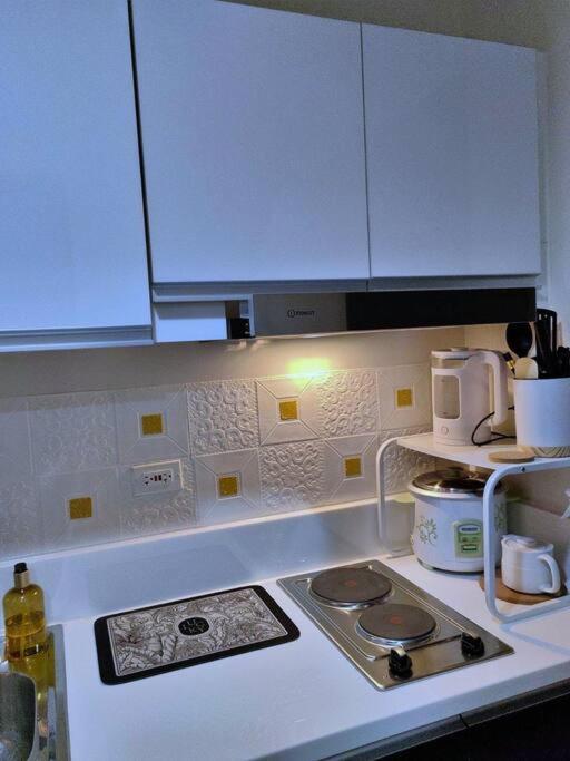 1br Free Parking With Balcony Near Rcbc, Trident, Mmc Apartment *
