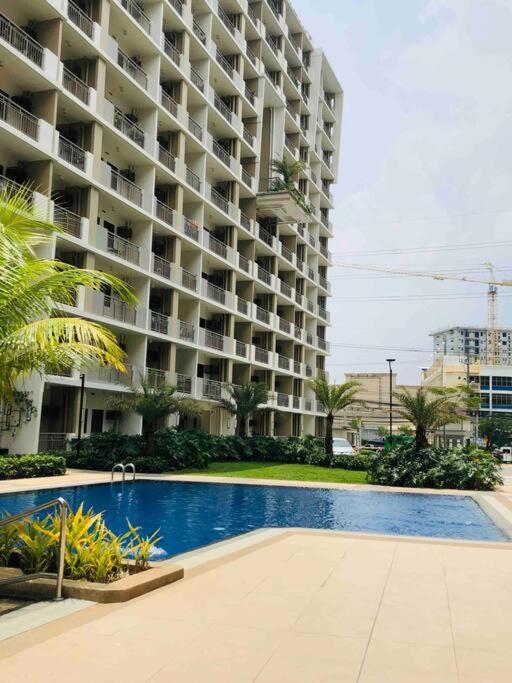 1br Calathea Place Nr Airport, Netflix,50mbps Wifi Apartment Manila