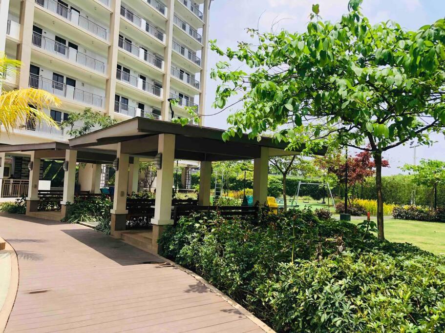 1br Calathea Place Nr Airport, Netflix,50mbps Wifi Manila