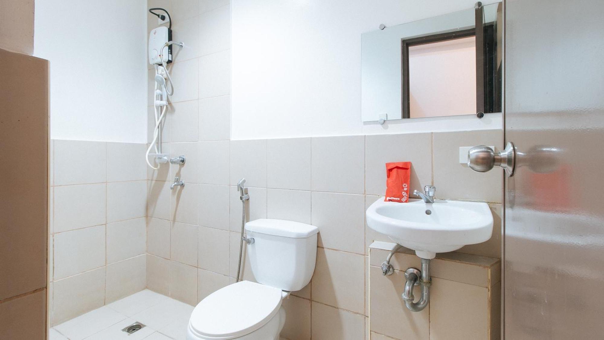 Hotel Reddoorz @ Jardin Lrt Tayuman 2*