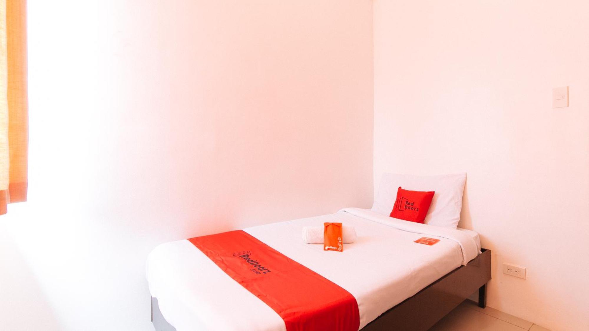 Hotel Reddoorz @ Jardin Lrt Tayuman Manila