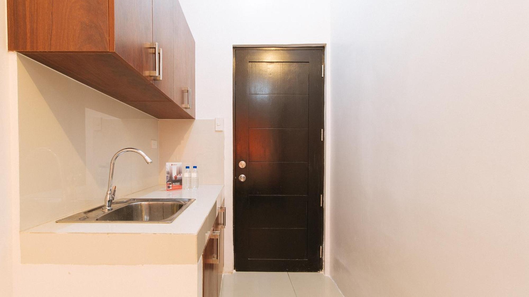 Hotel Reddoorz @ Jardin Lrt Tayuman 2*