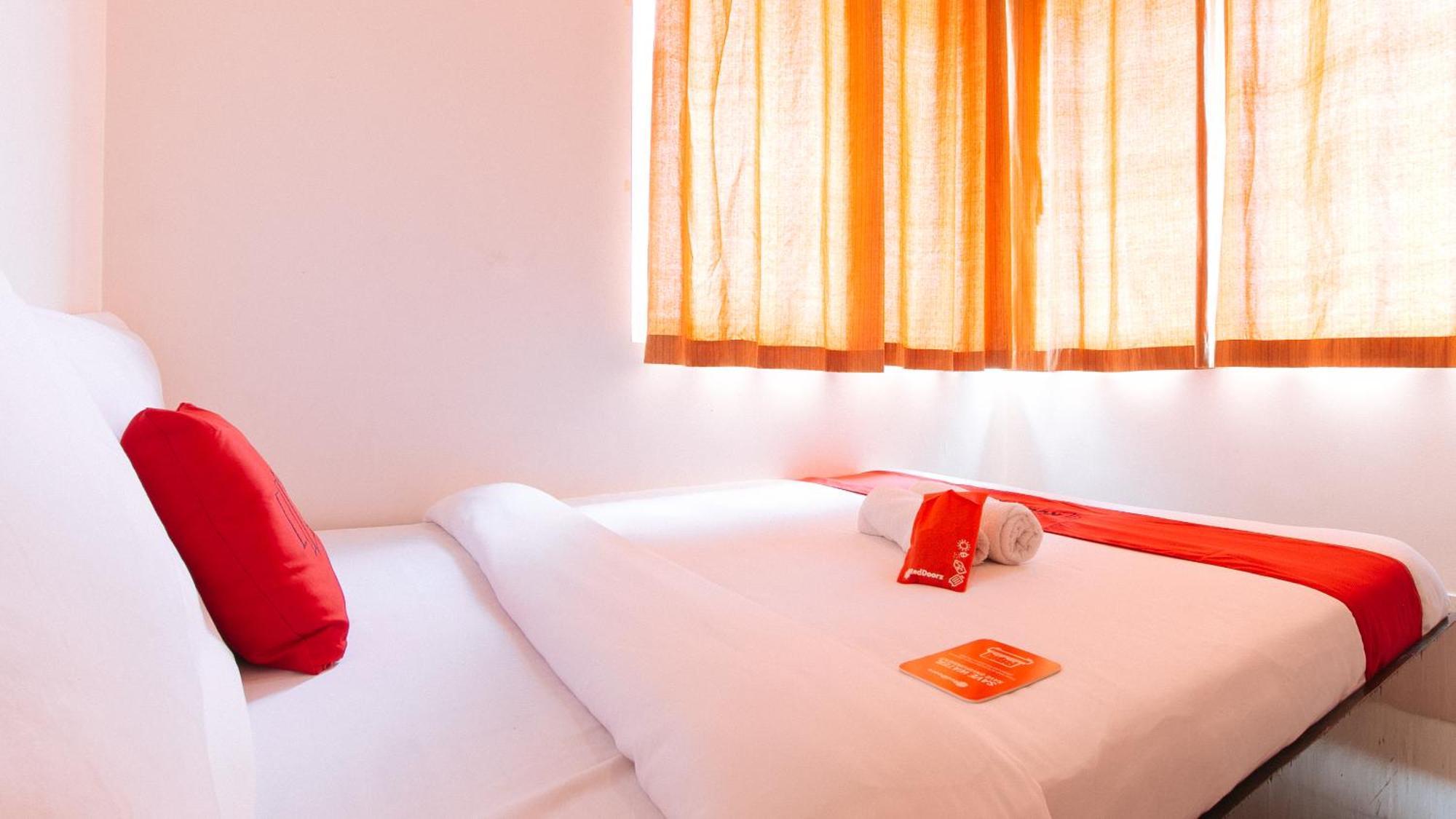 Hotel Reddoorz @ Jardin Lrt Tayuman 2*