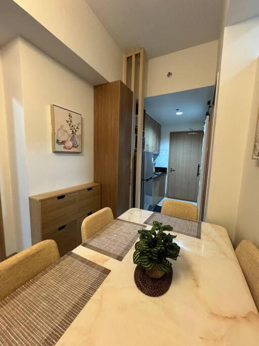Apartment 2br Unit In Smdc Shore 3 With Pool Access