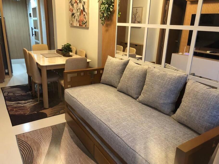 2br Unit In Smdc Shore 3 With Pool Access Apartment