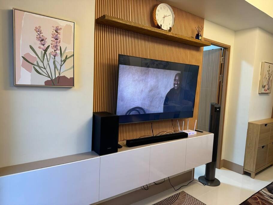 Apartment 2br Unit In Smdc Shore 3 With Pool Access