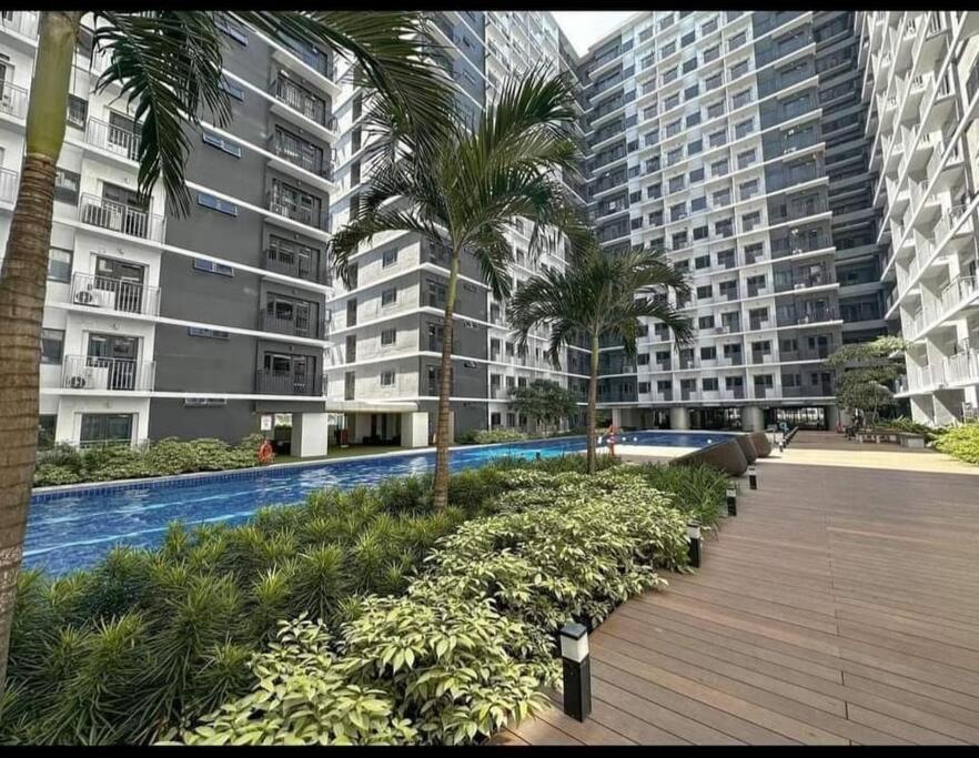 Apartment 2br Unit In Smdc Shore 3 With Pool Access