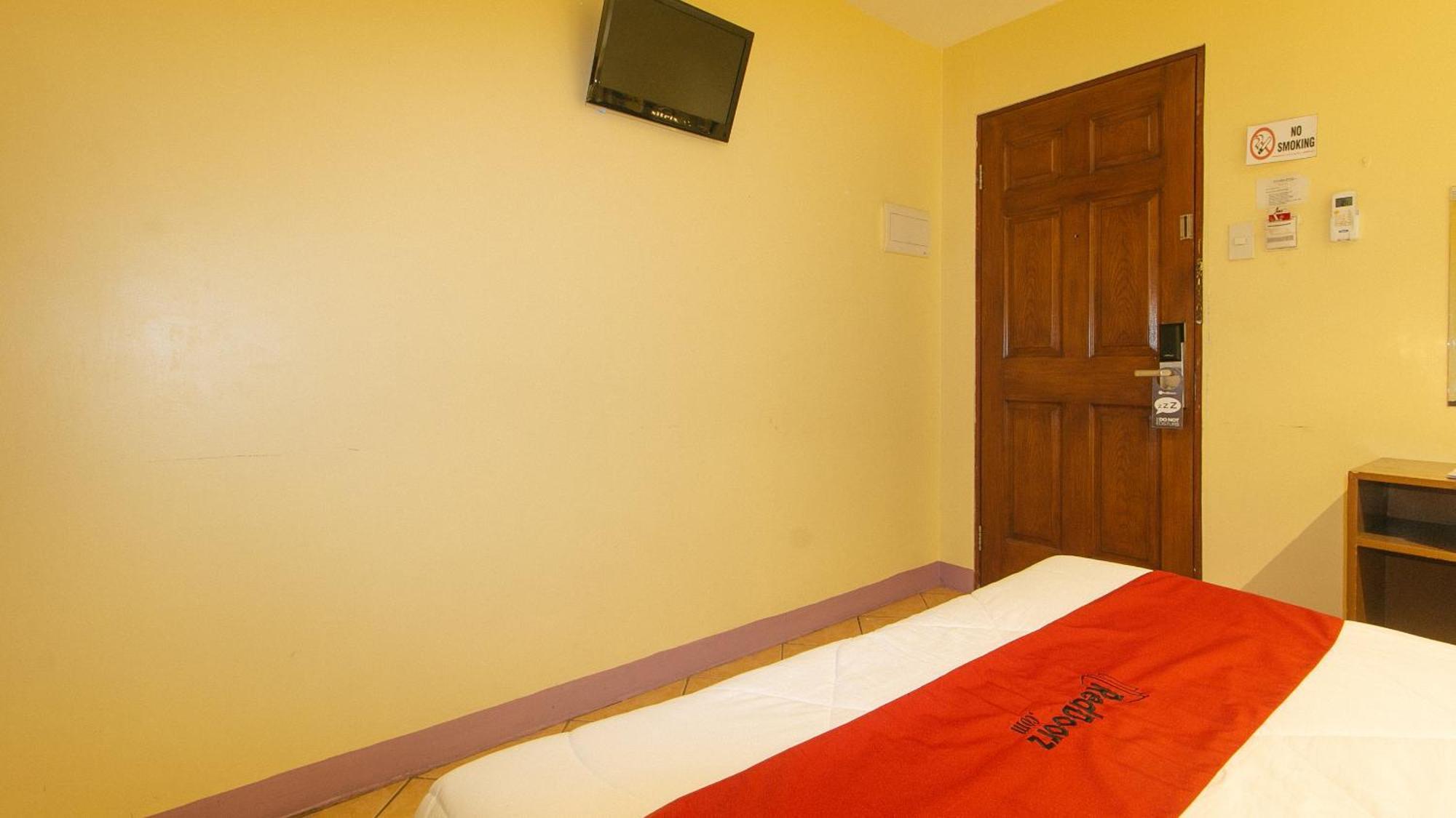 Hotel Reddoorz At Comfy Ermita 2*