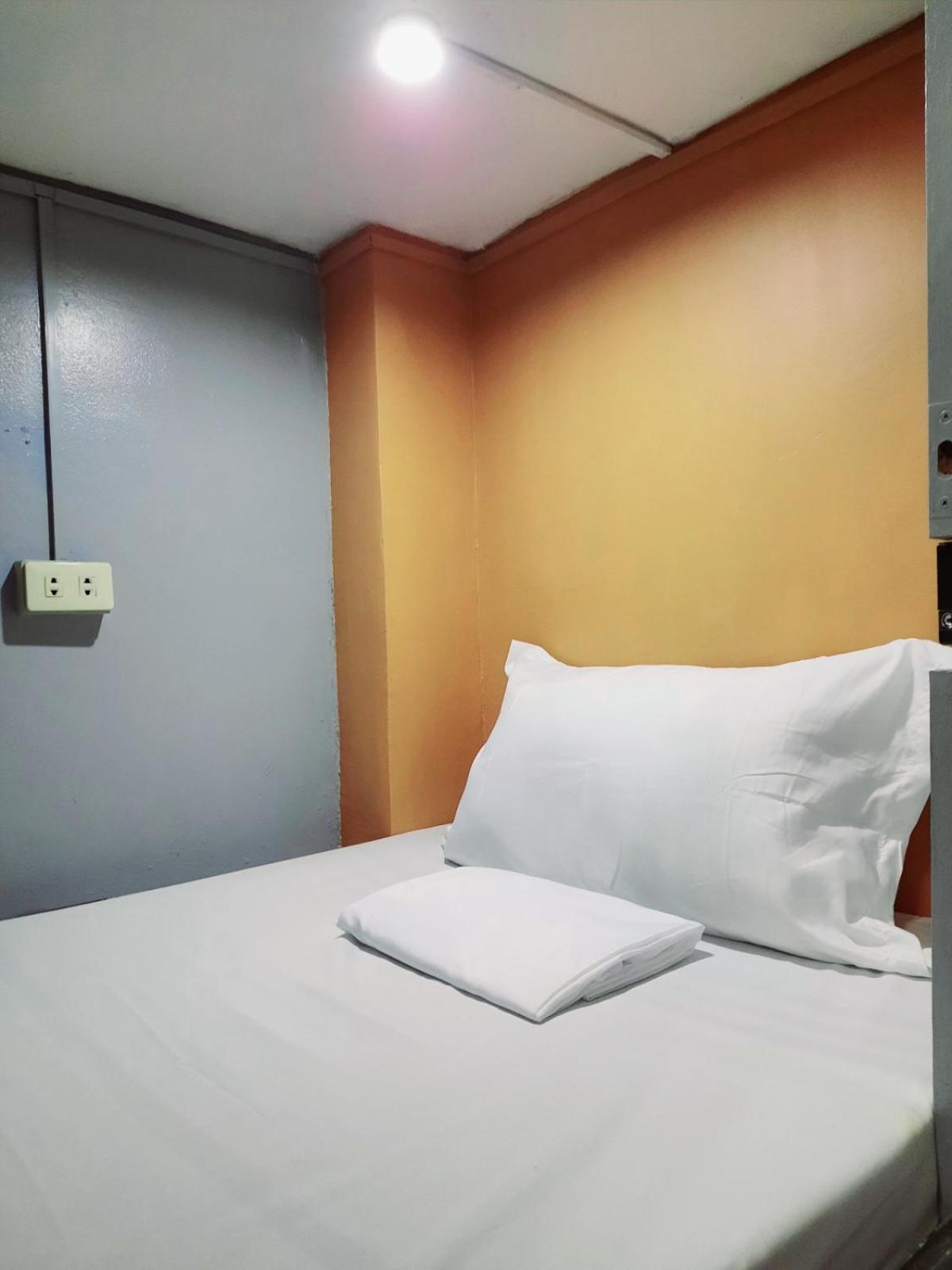Budget Transient Capsule Makati Near Ayala And Buendia