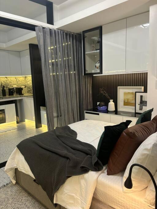 Balcony Overlooking The Iconic Venice Grand Canal With Pool & Sauna, Alexa Smart Lighting, Free Parking, 5 Mins To Bgc, Fast Wifi, Emma Mattress And Pillows Apartment *