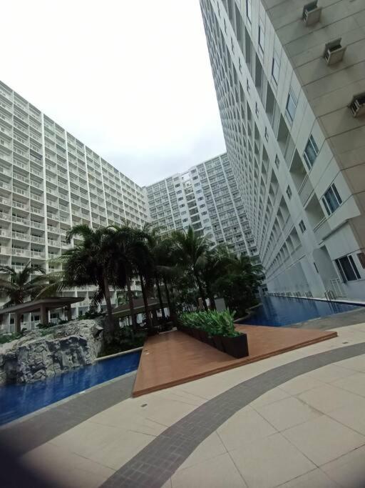 2bedroom 2bath Near Moa With Balcony Facing Pool Apartment Manila