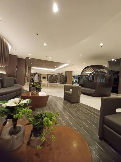 Apartment 2bedroom 2bath Near Moa With Balcony Facing Pool *