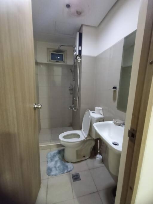 2bedroom 2bath Near Moa With Balcony Facing Pool * Manila