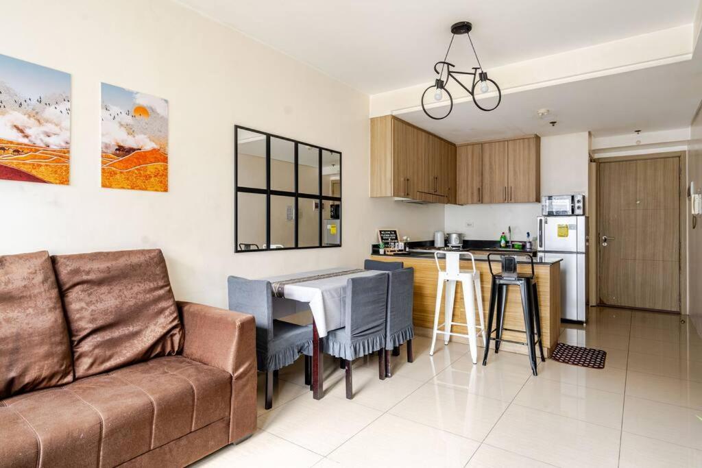 Apartment 2bedroom 2bath Near Moa With Balcony Facing Pool *