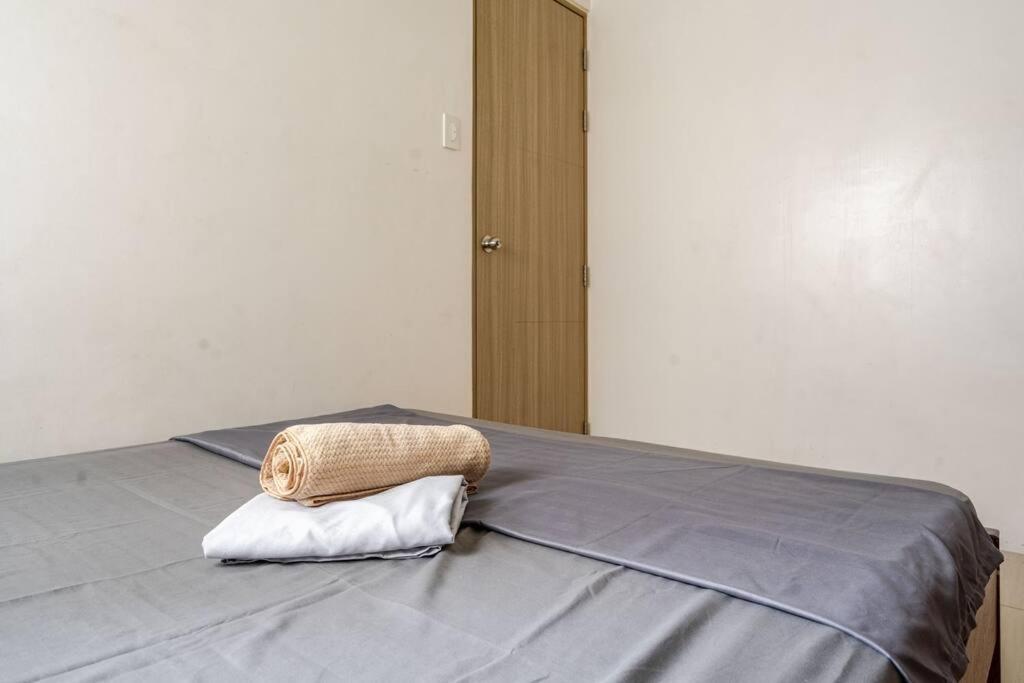 2bedroom 2bath Near Moa With Balcony Facing Pool Apartment Manila
