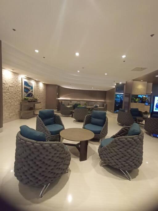 2bedroom 2bath Near Moa With Balcony Facing Pool