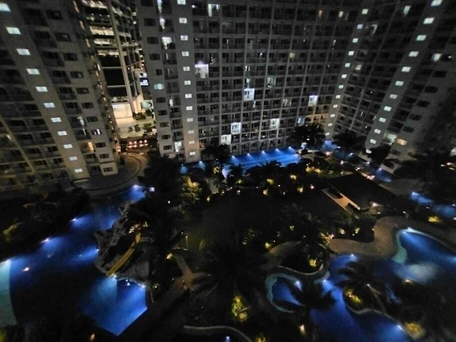 2bedroom 2bath Near Moa With Balcony Facing Pool Apartment
