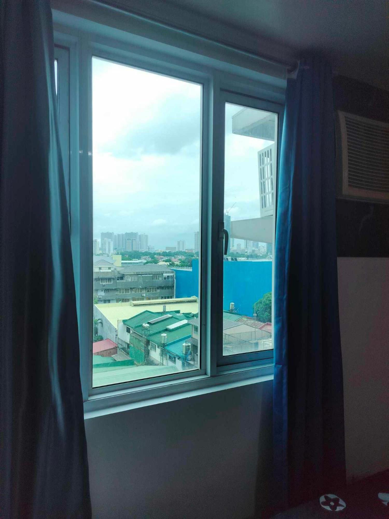 15th Floor Cozy Unit With Netflix, Ac And Free Wifi In Mplace Manila