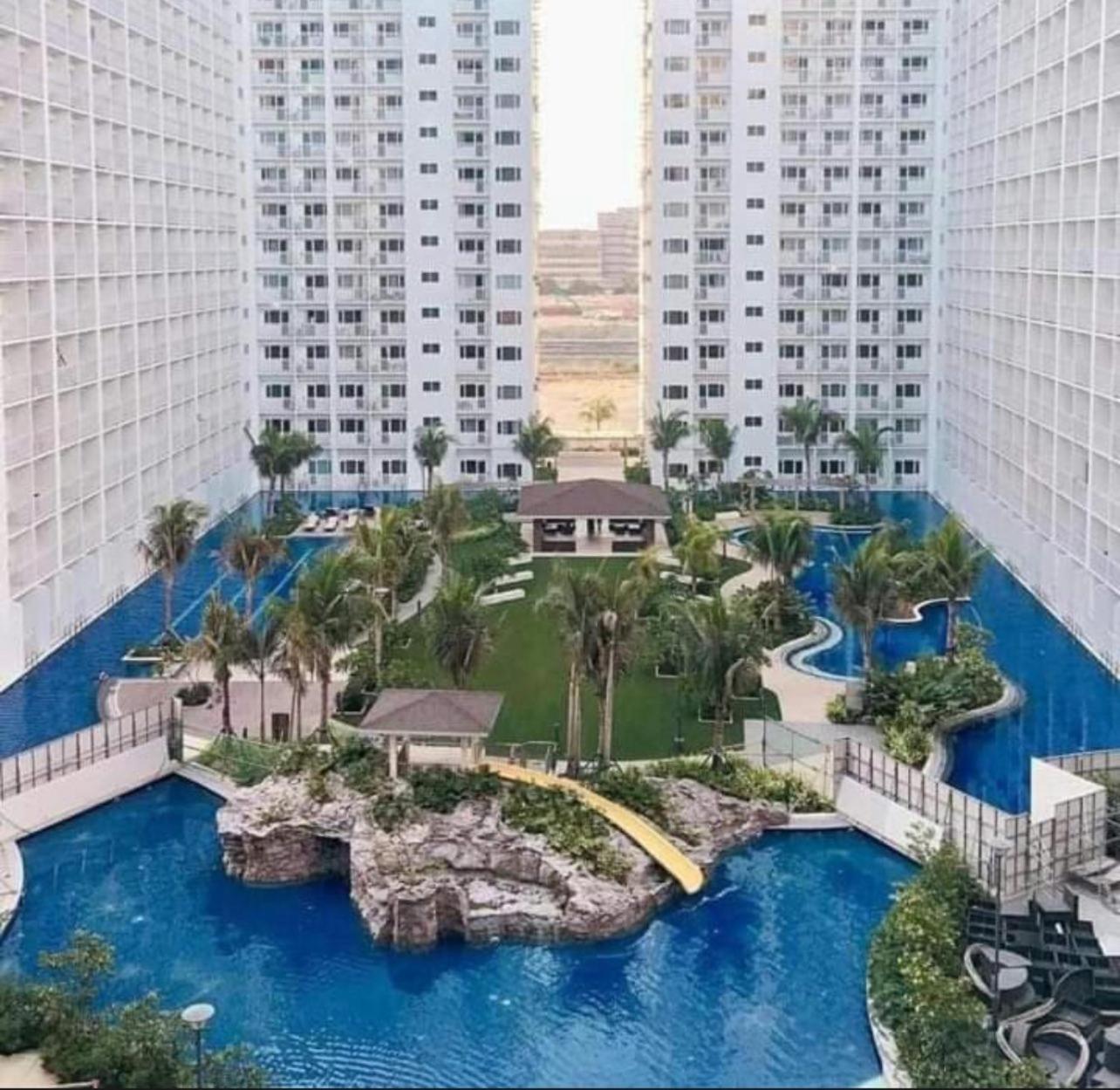 Big Cut, End Unit In Shore Residences * Manila