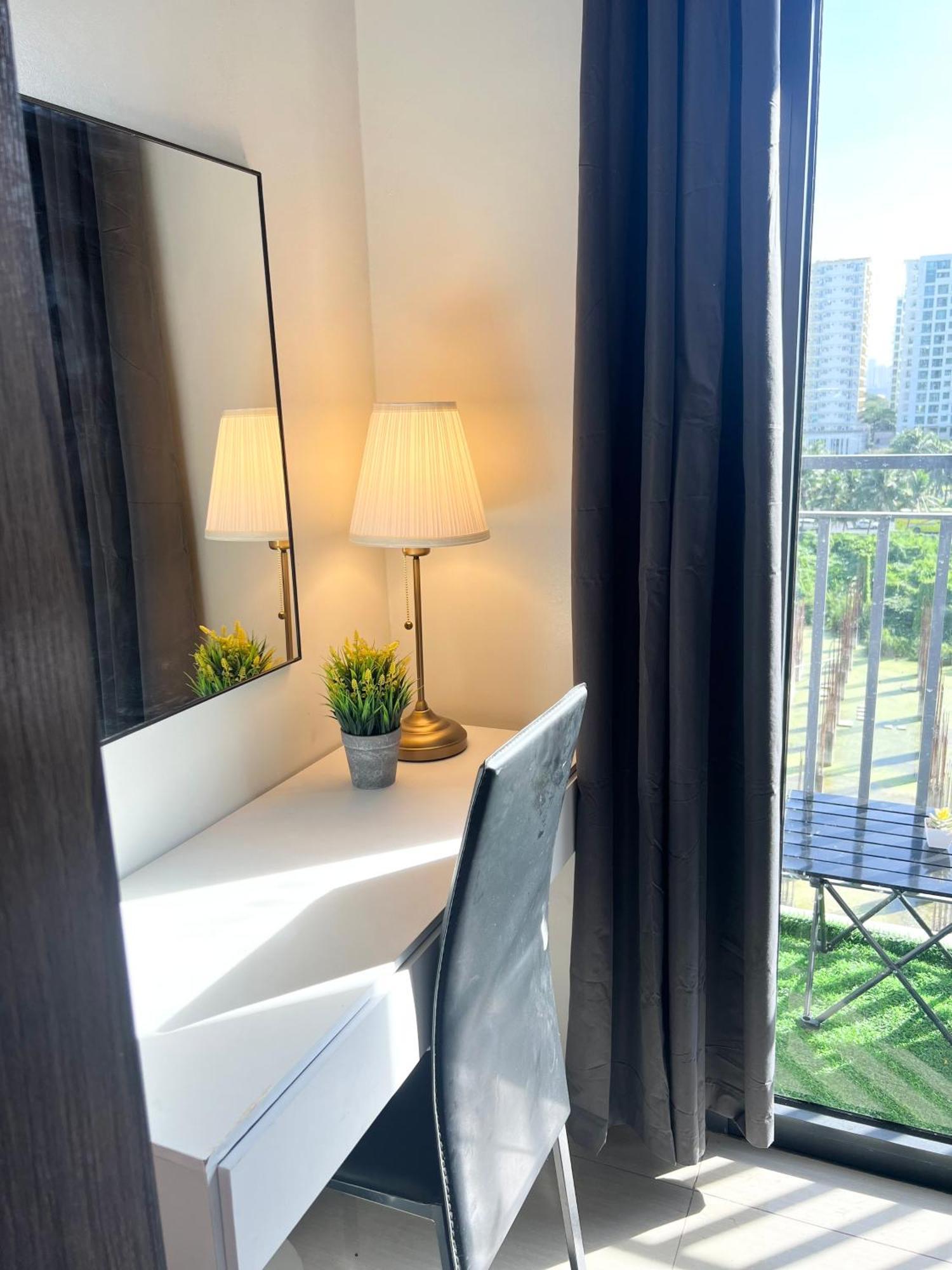 Adv Moa View Shore 2 Residences * Manila