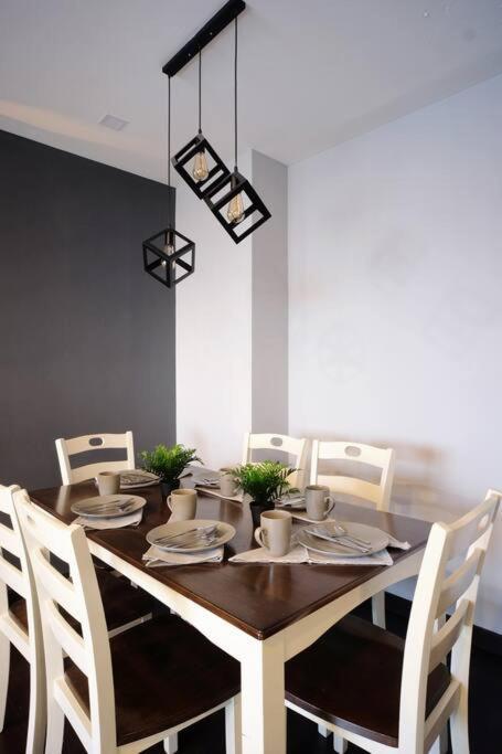 Spacious And Cozy 2 Bedroom In The Gramercy Poblacion