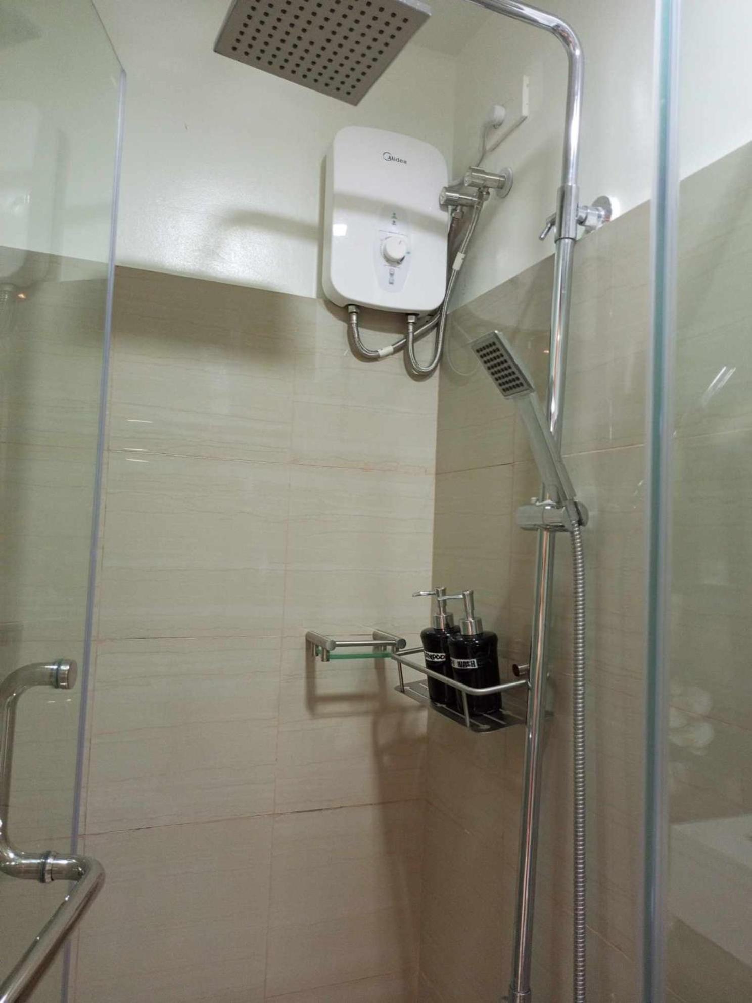 Lourdes' Place, Shore 2-tower 1, 2 Beds, Pasay Near Mall Of