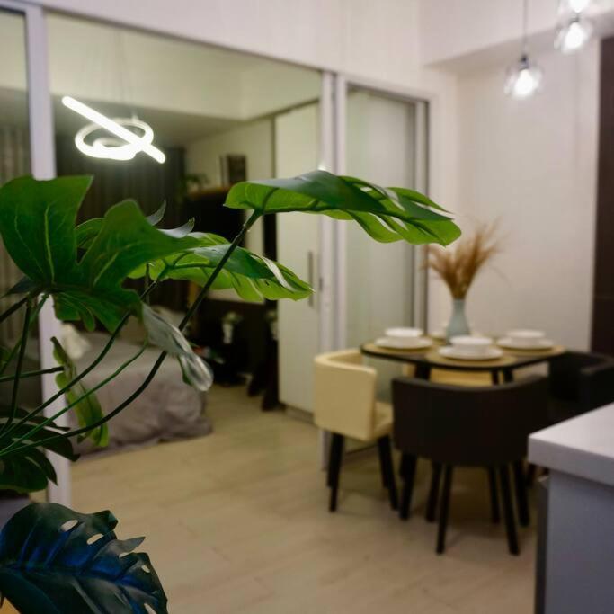 Gabila Staycation At Azure Apartment Manila