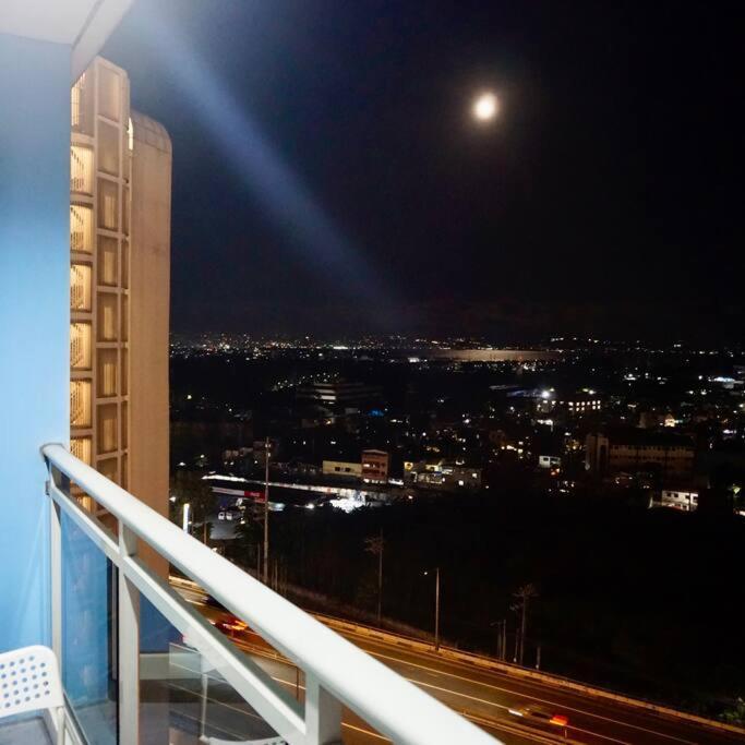 Gabila Staycation At Azure Apartment Manila