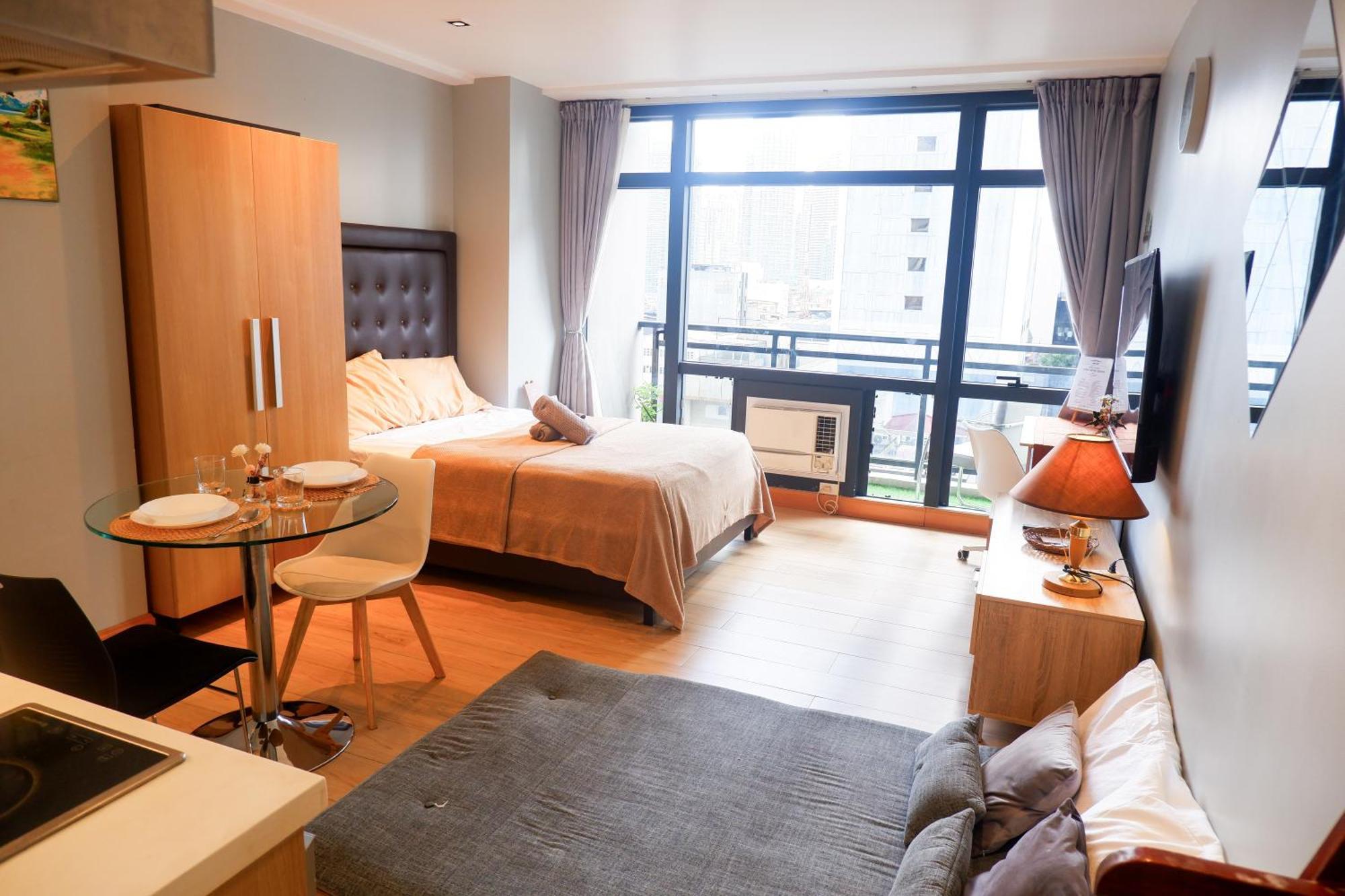 Apartment In Makati With Fast Wifi, Free Pool, Netflix And Own Balcony *