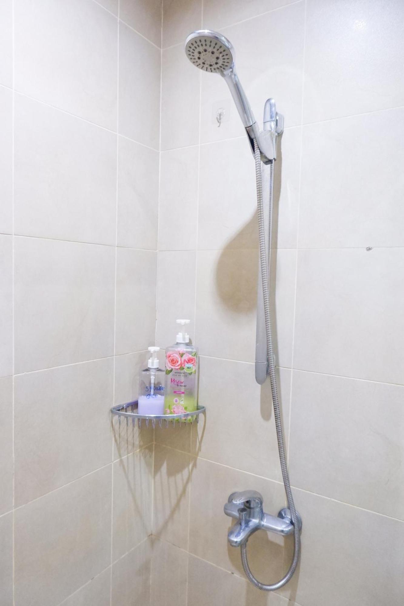 In Makati With Fast Wifi, Free Pool, Netflix And Own Balcony * Manila