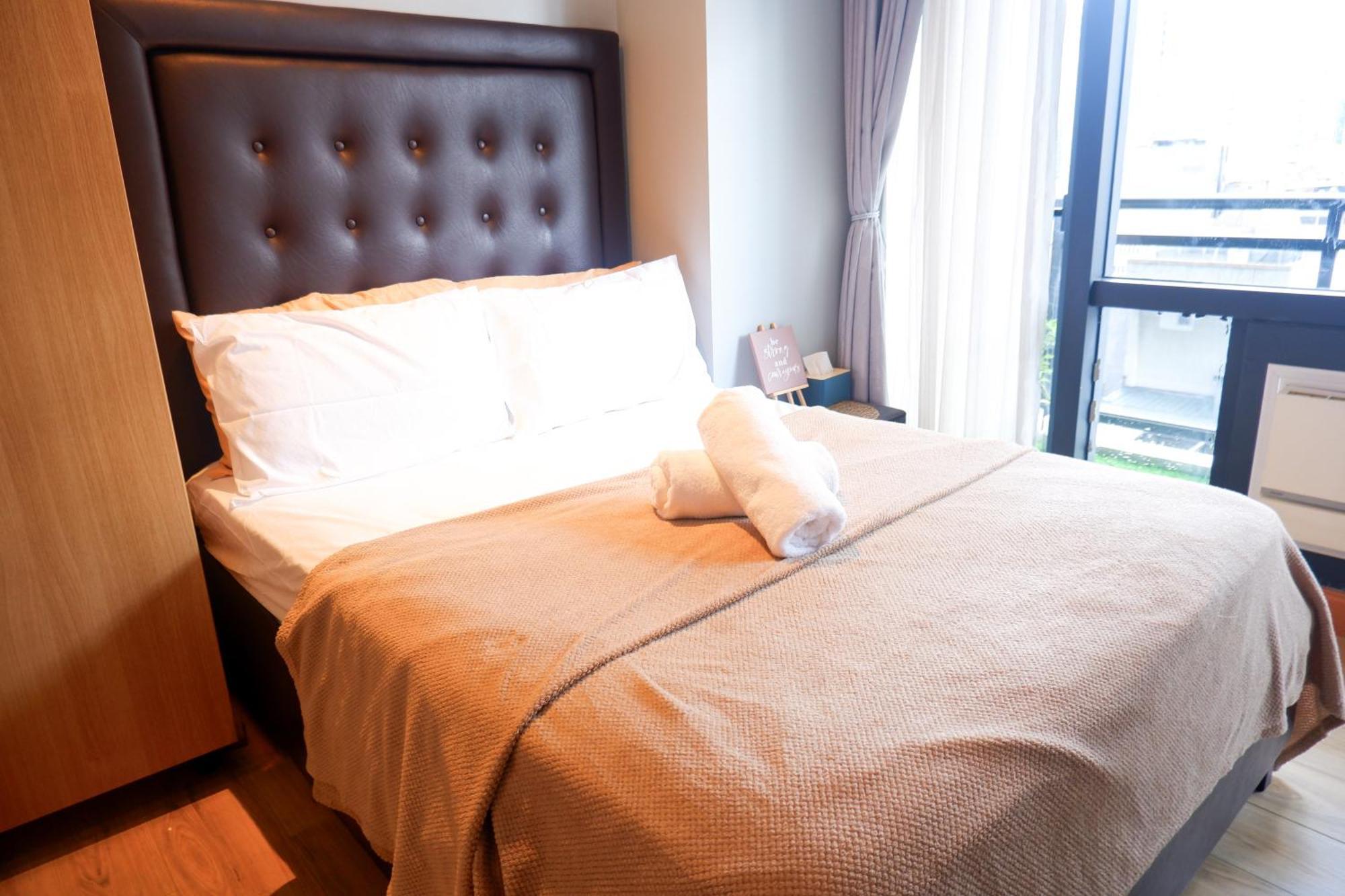 In Makati With Fast Wifi, Free Pool, Netflix And Own Balcony Apartment