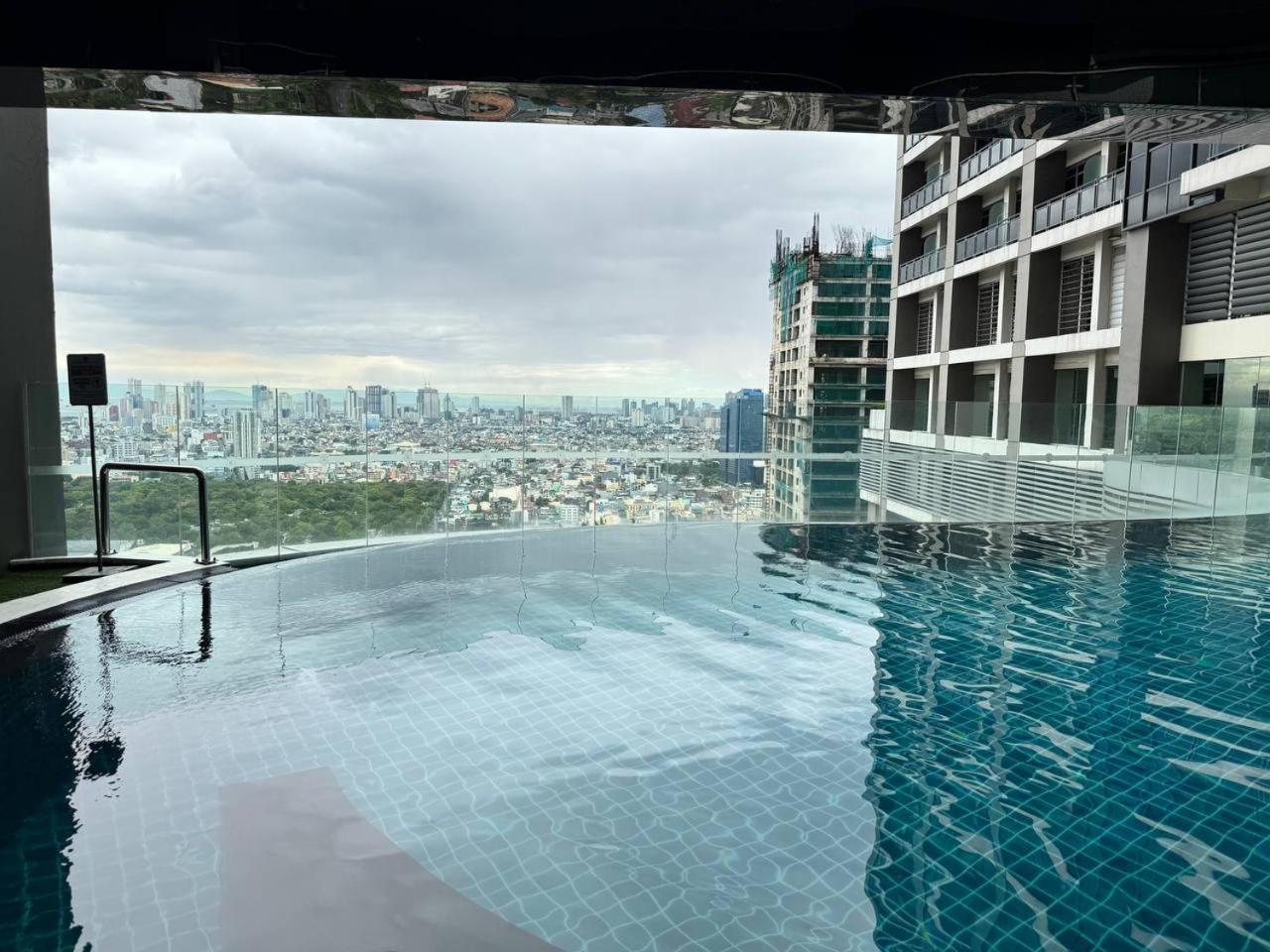 Apartment Quiet With Fast Wifi, Own Balcony, Pool And Gym