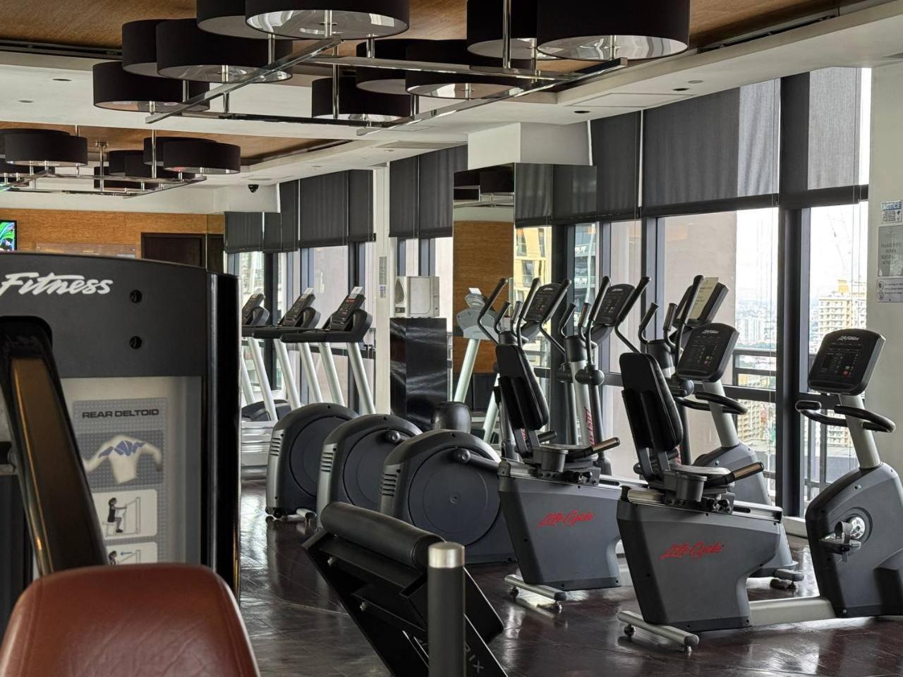Quiet With Fast Wifi, Own Balcony, Pool And Gym Apartment *