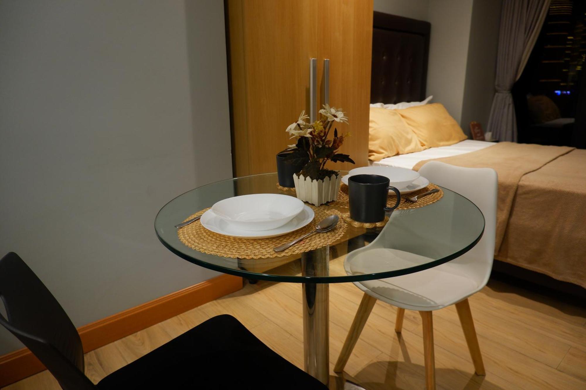 Quiet With Fast Wifi, Own Balcony, Pool And Gym