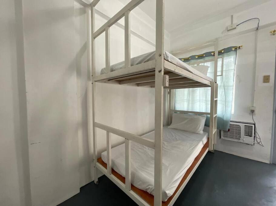 Lawton Residences 2j - 4 Pax * Manila