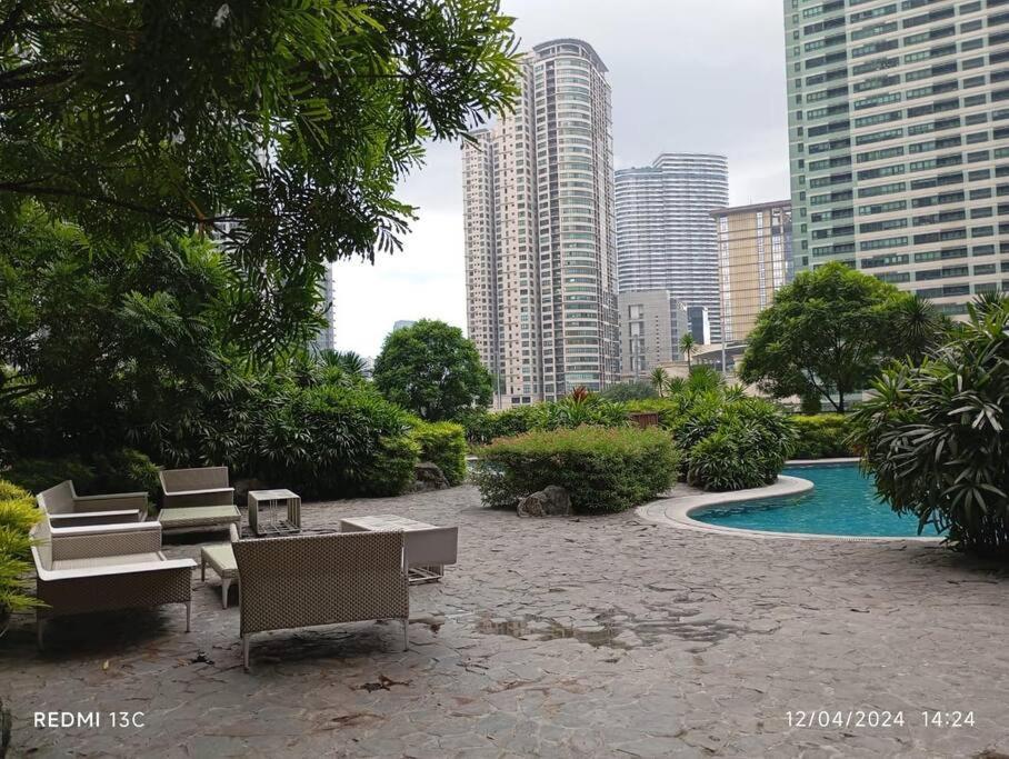 Apartment Vibrant Skyline Views 1br Manila