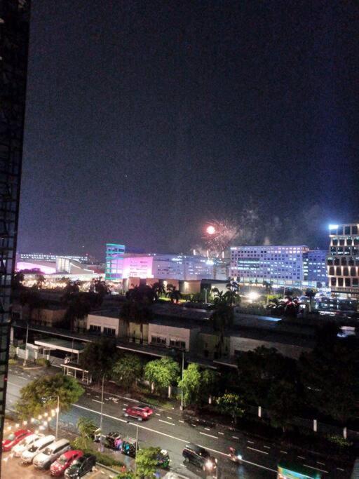 1 Bedroom With Balcony Near Moa * Manila