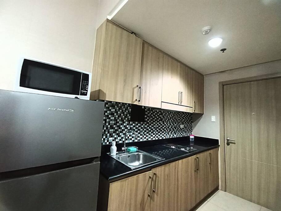 1 Bedroom With Balcony Near Moa *